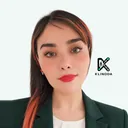 Retrato de Ivonne Carvajal, con chaqueta verde oscuro y blusa blanca, sobre fondo claro con el logo de Klinoda